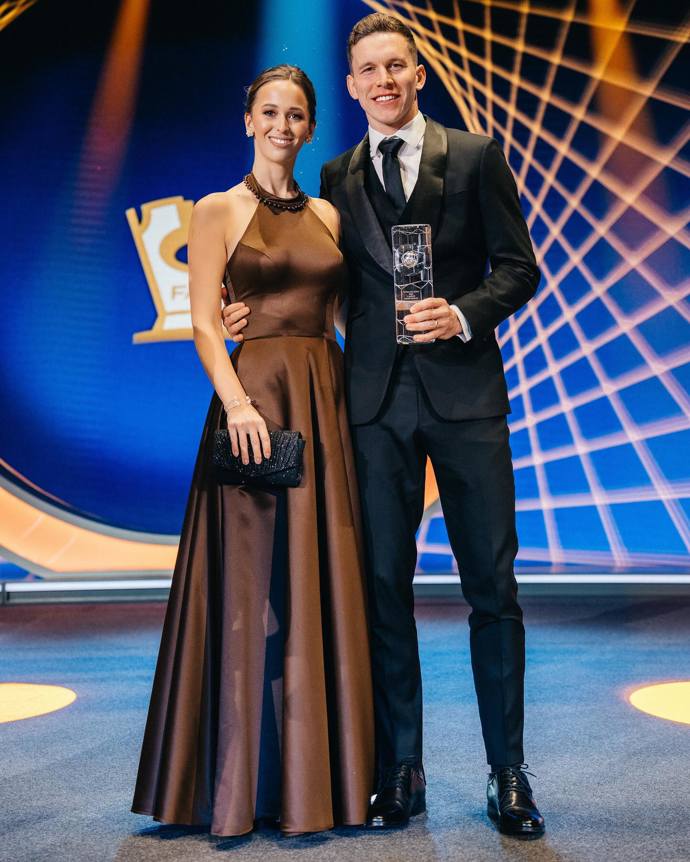 FOTO: Lukáš Provod má krásnou ženu. – stránka 17