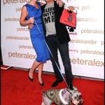 Katherine Heigl v kobaltové variantě šatů na slavnostním otevření butiku.