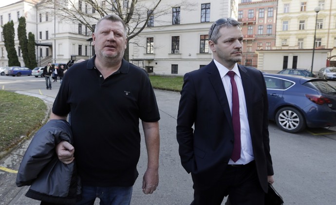 FOTO: Vlastimil Rampula kdysi obhajoval Ivo Rittiga. – stránka 1