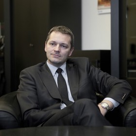 Vlastimil Rampula zastupuje Karlose Vémolu.