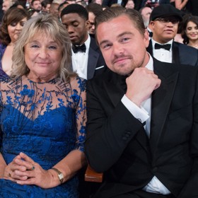 "Mama DiCaprio" Irmelin Indenbirken je Leovou životní oporou, často ji proto bere do společnosti, když zrovna není zadaný. Čas od času, třeba jako začátkem prosince v Los Angeles, ale vyvede i tátu s macechou, aby jim to nebylo líto.