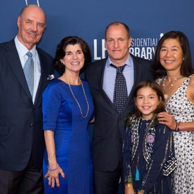 Devatenáctiletá Makani (druhá zprava) roste do krásy a už si po tátově boku zahrála ve dvou projektech. Na snímku z roku 2016 je jí deset let.