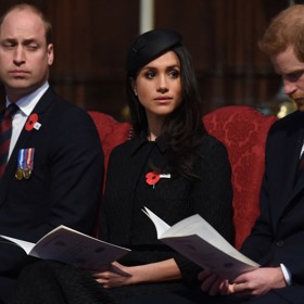 O poznání méně nadšení předvedl následník trůnu ve Westminsterské katedrále roku 2018 při pohledu na švagrovou Meghan Markle. Ale možná zdání klame a Will se jen chtěl ujistit, že Meghan má v ruce knížečku se stejným textem jako on.