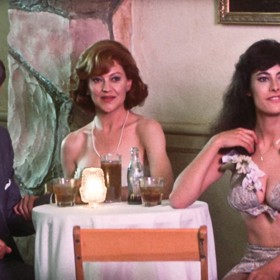 Lásce dvou mladých lidí zpočátku brání táta hlavní hrdinky v podání Jerryho Orbacha (vlevo). Maminku Baby si zahrála Kelly Bishop (uprostřed).