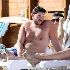 Christopher Schwarzenegger byl ze své postavy dlouho nešťastný, shodit se mu podařilo až během velikonočního půstu 2024 díky vyřazení chleba z jídelníčku.