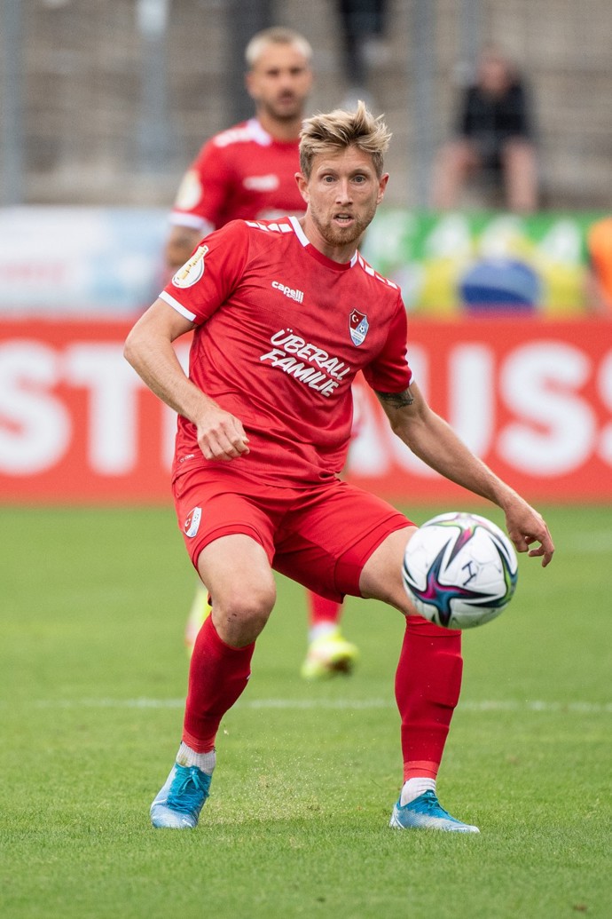 FOTO: Sebastian patřil k mládežnickým reprezentantům a během své kariéry hrál například za Schalke 04, Mnichov 1860. – stránka 2