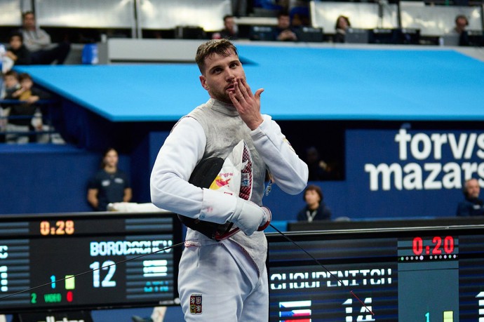 FOTO: Šermíř Alexander Choupenitch randí s plavkyní Seemanovou. – stránka 1