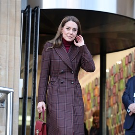 Kostku nosí Kate také na kabátech.
