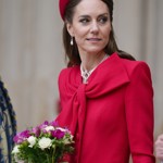 Stejně tak pillbox hat patří i k princezně Kate. 