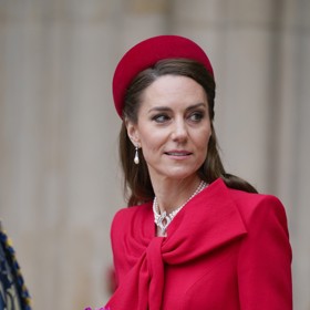 Stejně tak pillbox hat patří i k princezně Kate. 