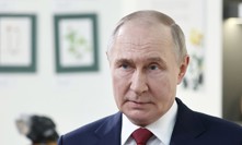 Ruský prezident Vladimir Putin se údajně dostal do epicentra útoku při svém příletu do Kurské oblasti. Kreml útok zřejmě zinscenoval.