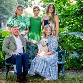 Amalia s rodinnou na snímku z letošního června. Nahoře zleva Amalia a její sestry Ariane a Alexia, dole pak rodiče Vilém Alexandr a Máxima.