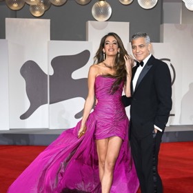 Krásná a chytrá Amal Clooney musela na filmovém festivalu v Benátkách čelit dešti, který poznamenal dramatickou vlečku jejích fuchsiových minišatů. Právnička tak vypadala, jako by prošla louží.