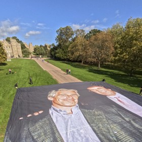 Podobizna Donalda Trumpa a Jeffreyho Epsteina před hradem Windsor ve Velké Británii.