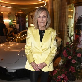 Světově uznávaná architektka oblékla saténové sako v šik máslově žlutém odstínu. Zbytek outfitu pak ponechala jednoduchý, aby výrazný a mladistvý kousek mohl naplno vyniknout