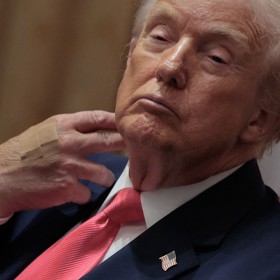 Donald Trump se prý snaží zamezit zveřejňování fotografií, spojujících ho s Jeffrey Epsteinem.