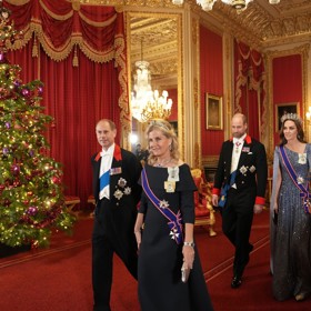 Kate Middleton se svým manželem na královském banketu.