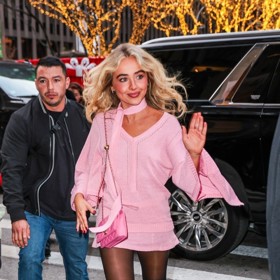 ...nebo zpěvačka Sabrina Carpenter, která zvolila odvážnější komplet svetříku s mini sukní, a ještě k tomu ve hravé růžové barvě.