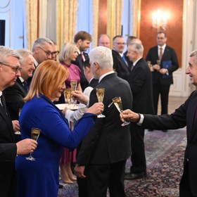 Alena Schillerová si ťukla s Andrejem Babišem.