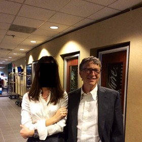 Na některých fotografiích byl vedle mladých dívek vyobrazen i podnikatel Bill Gates.