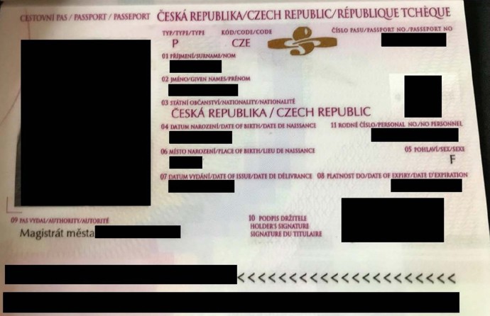 FOTO: Ve zveřejněných dokumentech byl i český pas. – stránka 5