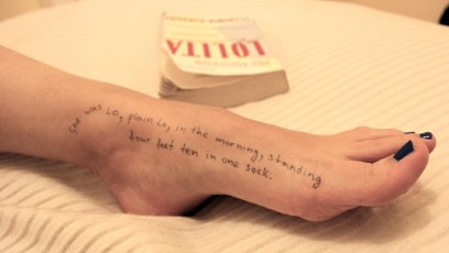 FOTO: Žena má na noze napsaný citát z knihy Lolita.