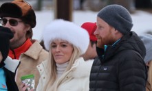 Princ Harry po boku neznámé blondýnky. 