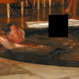 Někdejší americký prezident Bill Clinton na zveřejněných fotkách v kauze Jeffreyho Epsteina.