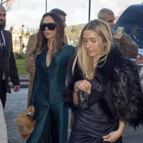 Harper Beckham pro poslední dny roku 2025 a začátek roku 2026 zvolila manikúru v barvě nového roku zvané Cloud Dancer.