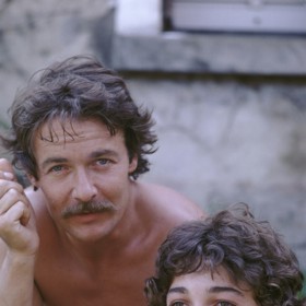 Ten měl s Nicolasem velmi hezký vztah. Na rozdíl od Brigitte, jež ho ve dvou letech svěřila do výchovy tchánovcům.