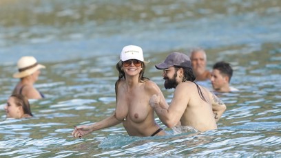 FOTO: Topmodelka Heidi Klum byla na pláži nahoře bez.