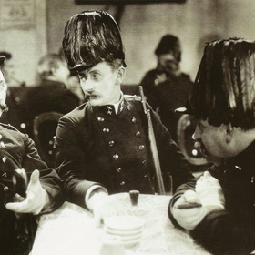 Na snímku z flimu Anton Špelec, ostrostřelec jsou Jaroslav Marvan, Vlasta Burian a Karel Postránecký.                        