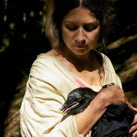 Sedmero krkavců: Mladá dívka musí zbavit své bratry kletby, kterou na ně uvrhla jejich matka (Martha Issová).