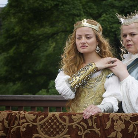 snímek z pohádky Sedmero krkavců (Erika Stárková, Sabina Remundová)