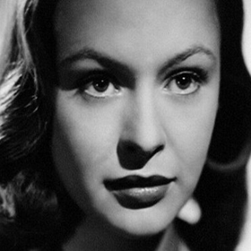 Herečka Irena Kačírková neměla štěstí v lásce. Vdaná byla pouze jednou a manželství vydrželo tři roky. Vzešla z něj její jediná dcera, Kristina.