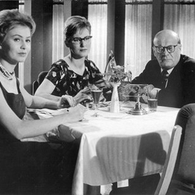 Marcela Martínková ale dala přednost mateřství. Navázat na předešlý úspěch se jí už nepodařilo (snímek je z filmu Kde alibi nestačí, Anna Pitašová, Marcela Martínková, Bohuš Záhorský). Následují snímky z filmu Tři chlapi v chalupě, kde si Marcela Martínková zahrála.