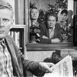 Marcela Martínková měla před sebou slibnou kariéru (snímek je z filmu Tři chlapi v chalupě, kde si také zahrála). Na fotce je Jan Skopeček, v pozadí Jiřina Steimarová, Míla Myslíková a Marcela Martínková.