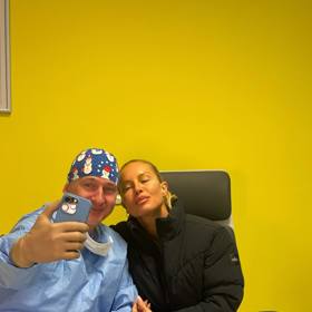 Simona Krainová po operaci očí. 