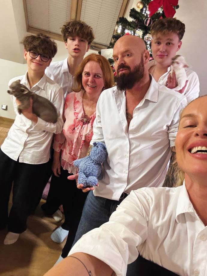 FOTO: Simona Krainová s rodinou. – stránka 1