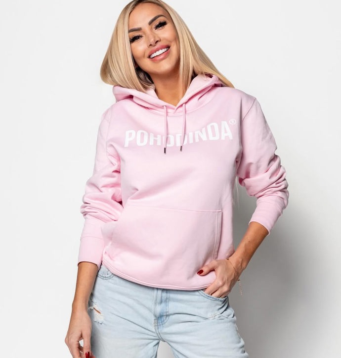 FOTO: Denise Ayverdi se svým merchem.