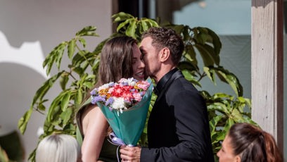 FOTO: Natálie Kumlovská dostala kytku.