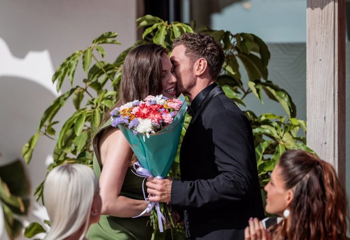 FOTO: Natálie Kumlovská dostala kytku. – stránka 1