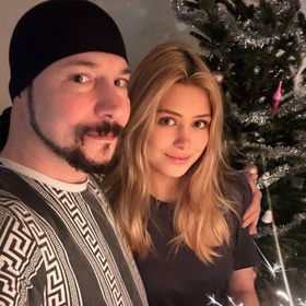 Lucie Matušová s Bohušem Matušem před rokem u vánočního stromečku.