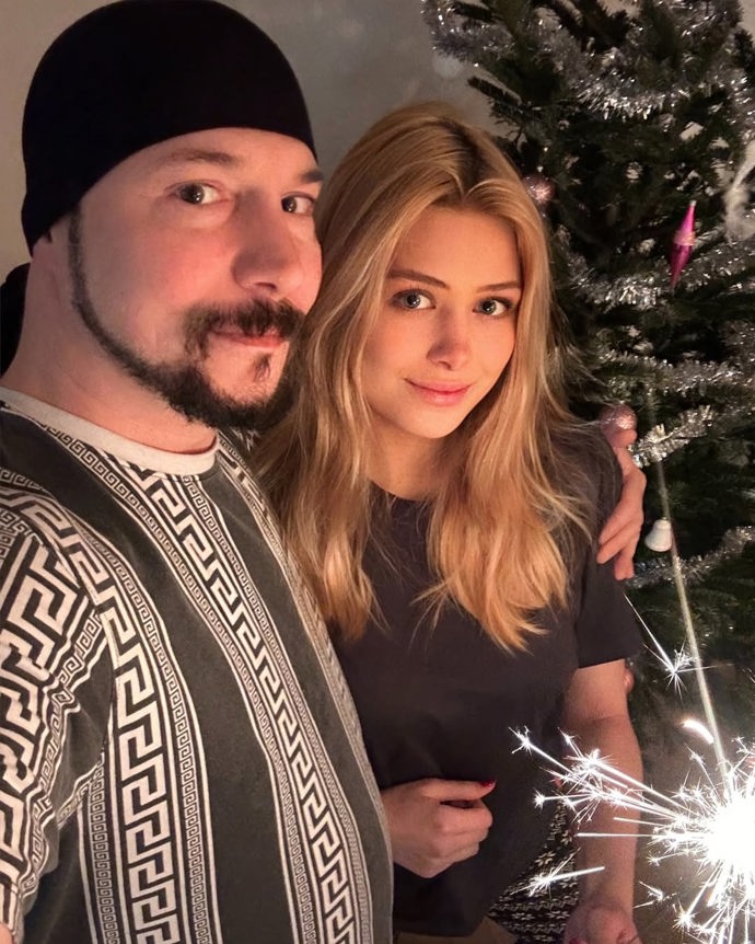 FOTO: Lucie Matušová s Bohušem Matušem před rokem u vánočního stromečku. – stránka 1