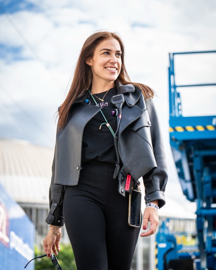 FOTO: Markéta Zaschke je road manažerkou kapely Jelen. – stránka 1