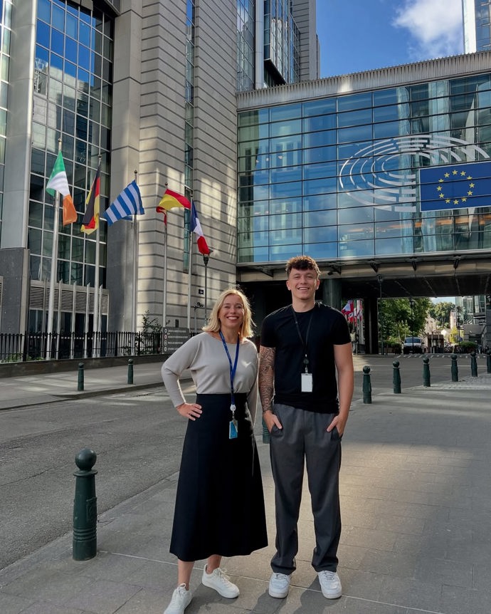 FOTO: Filip Neruda navštívil svou maminku v Bruselu. – stránka 1