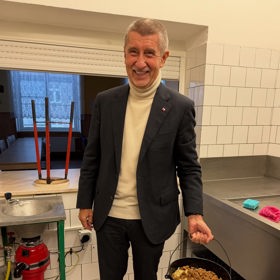 Andrej Babiš se kbelíkem plným vyhozeného jídla.