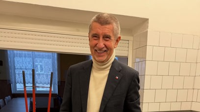 FOTO: Andrej Babiš s kýblem vyhozeného jídla.