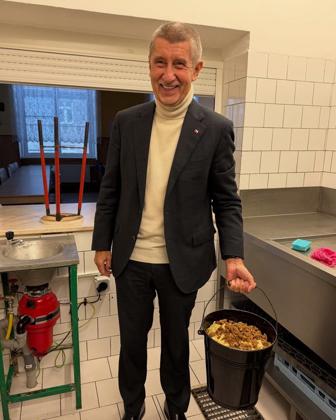 FOTO: Andrej Babiš s kýblem vyhozeného jídla.