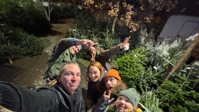 FOTO: Ivan Bartoš vybírá s rodinou vánoční stromek.